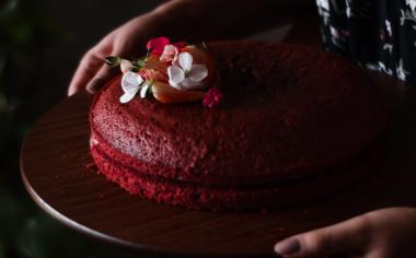 Pekelná historie dortu Red Velvet: rudý býval přirozeně, dokud ho neochutnal pan Adams 
