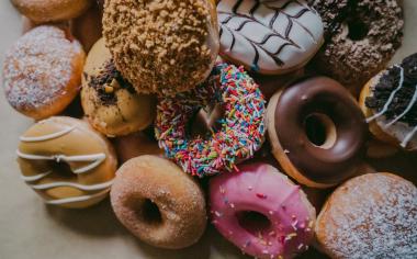 Jak na donuty jako z donuterie: od těsta až po plnění a zdobení