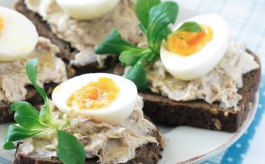 Jak zpracovat vařená vejce - do salátů, pomazánek, aspiků i polévek