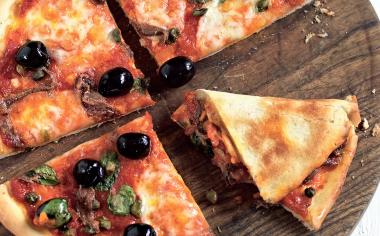 Pizza s olivami, kapary a ančovičkami