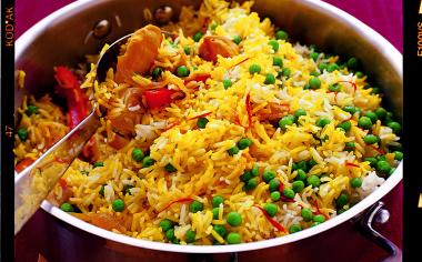 Šafránová rýže s kuřetem a paprikami