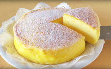 Geniální suflé cheesecake je hitem internetu. Potřebovat budete jen tři ingredience