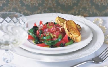 Tartar z čerstvého tuňáka s tomaty a zeleným olejem