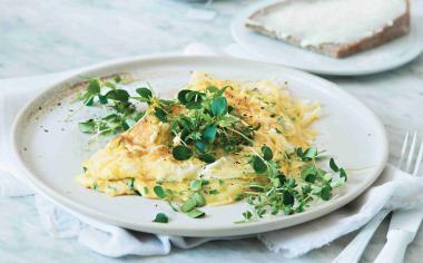 Vaječná omeleta s čedarem a bylinkami