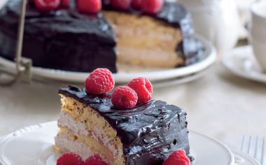 Vanilkový dort s malinovým krémem