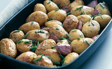 Zapečené česnekové brambory